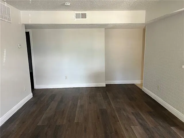 2 bed, 1.0 bath, 985 sqft, $1,200 — Photo 3