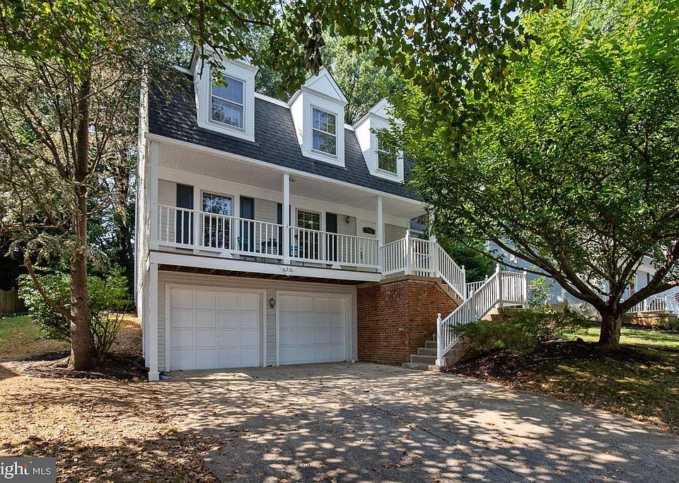 Lovely 2-car garage colonial