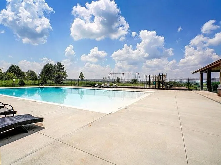 707 Glenn Cir — Photo 45