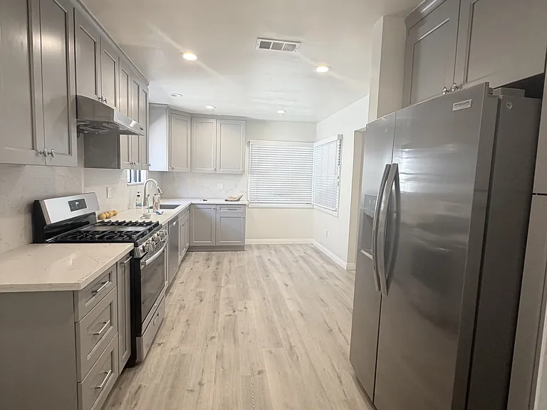 521 N Vermont Ave — Photo 8