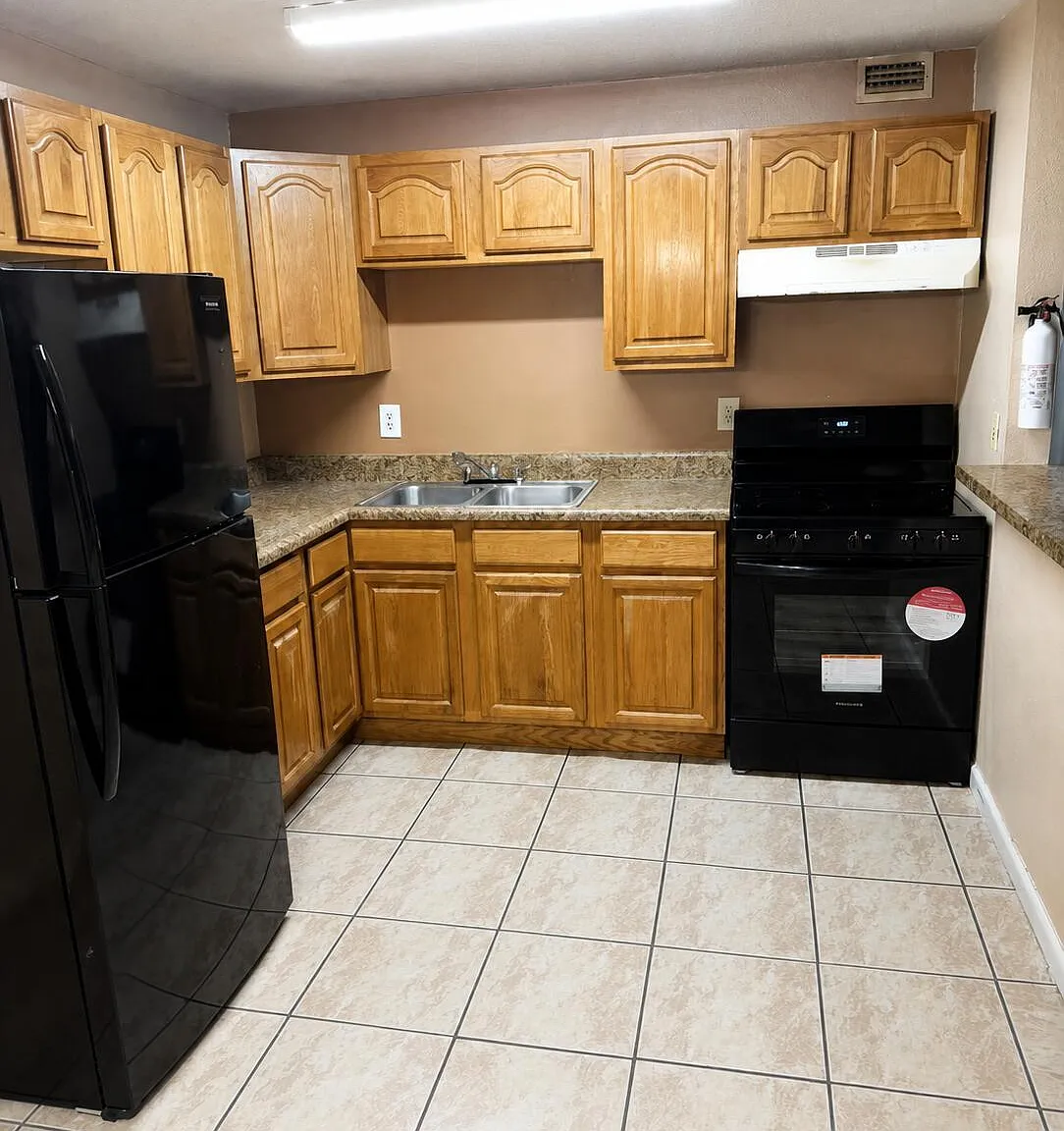 2 bed, 1.0 bath, 850 sqft, $1,200 — Photo 2