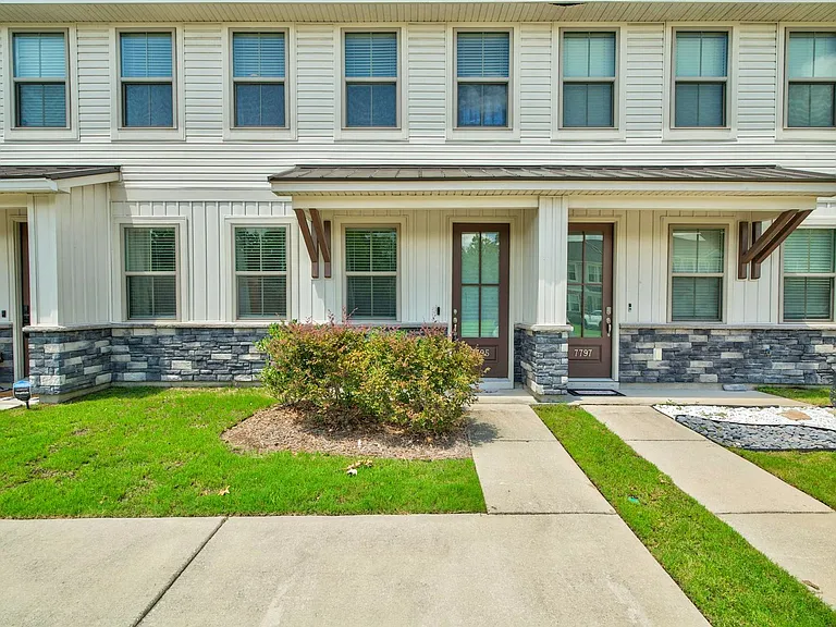 7795 Park Gate Dr — Photo 4