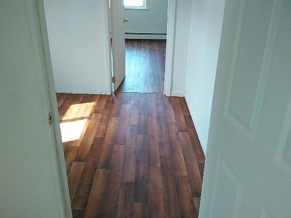 Living facing the bedroom 1