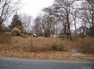 96 Woodycrest Dr, Farmingville, NY 11738