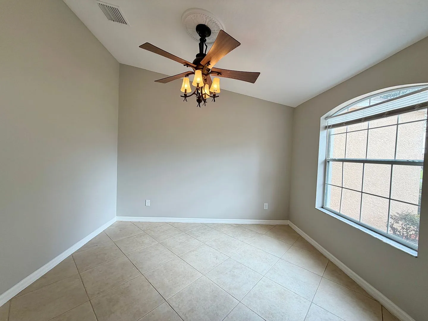 Bloomingfield 4 Bedroom 3 Bathroom 3 Car Garage Home On Large Lot — Photo 4