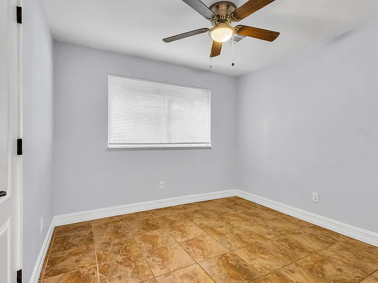 900 Carolina Dr — Photo 7