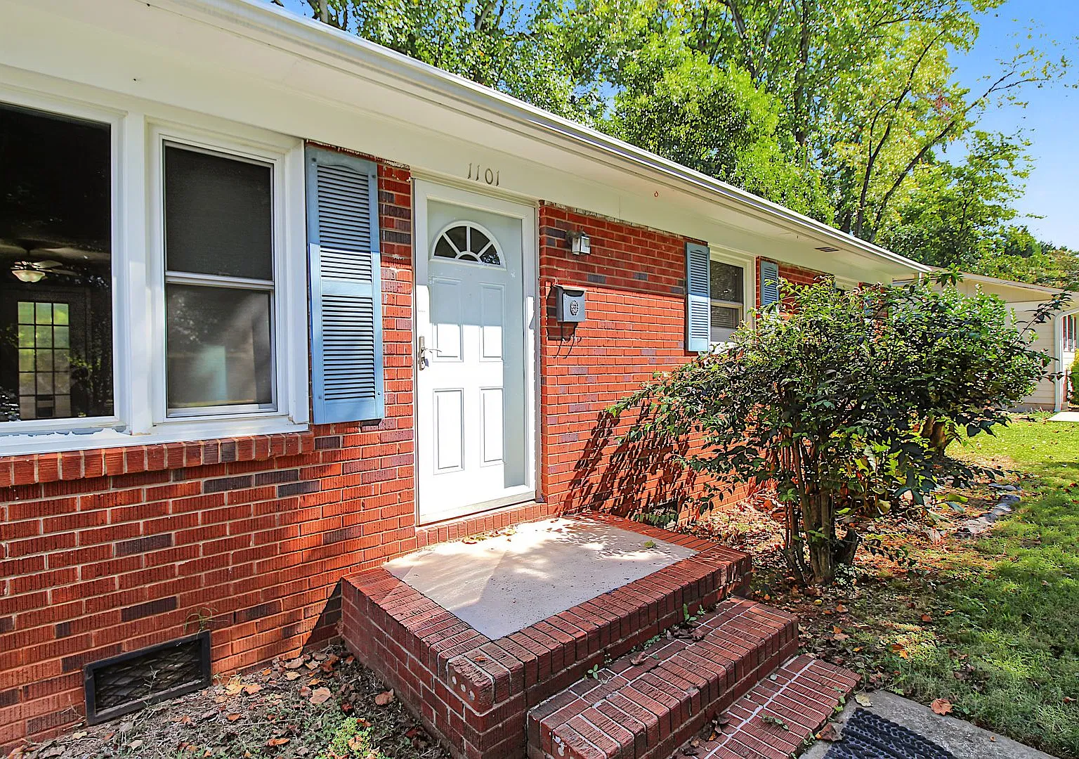 4 Bedroom Brick Ranch in Prime Location! — Photo 3