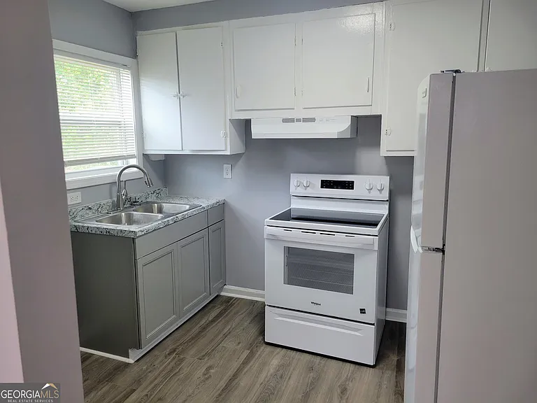 1361 McClelland Ave — Photo 4
