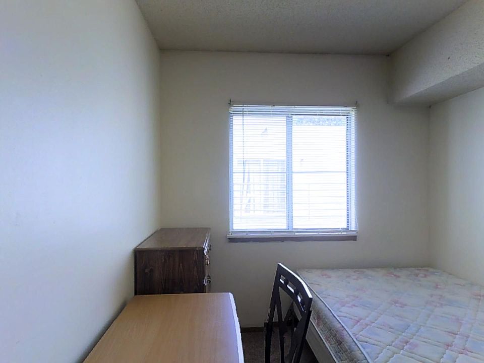 1st image of 907 W Oregon St #304