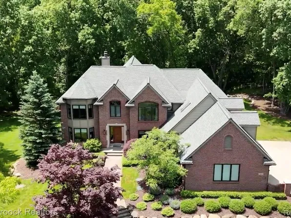 1300 Oak Hollow Dr, Milford, MI 48380