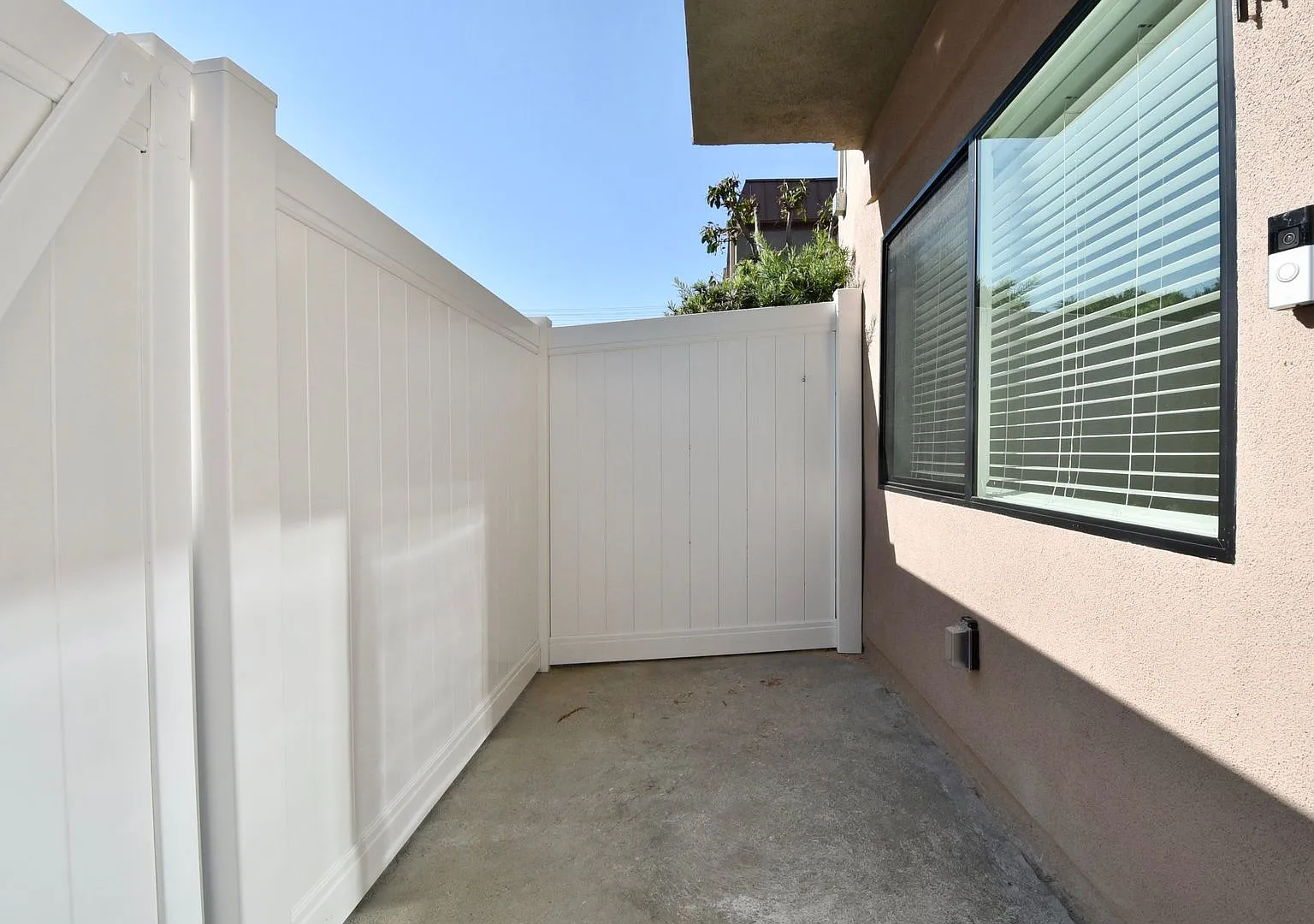 12241 Burbank Blvd — Photo 2
