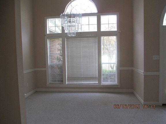 3rd image of 425 Garden Grove St