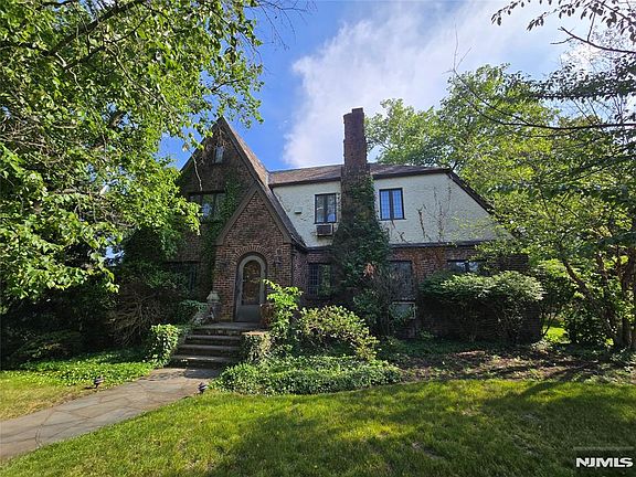2nd image of 220 Manor Rd