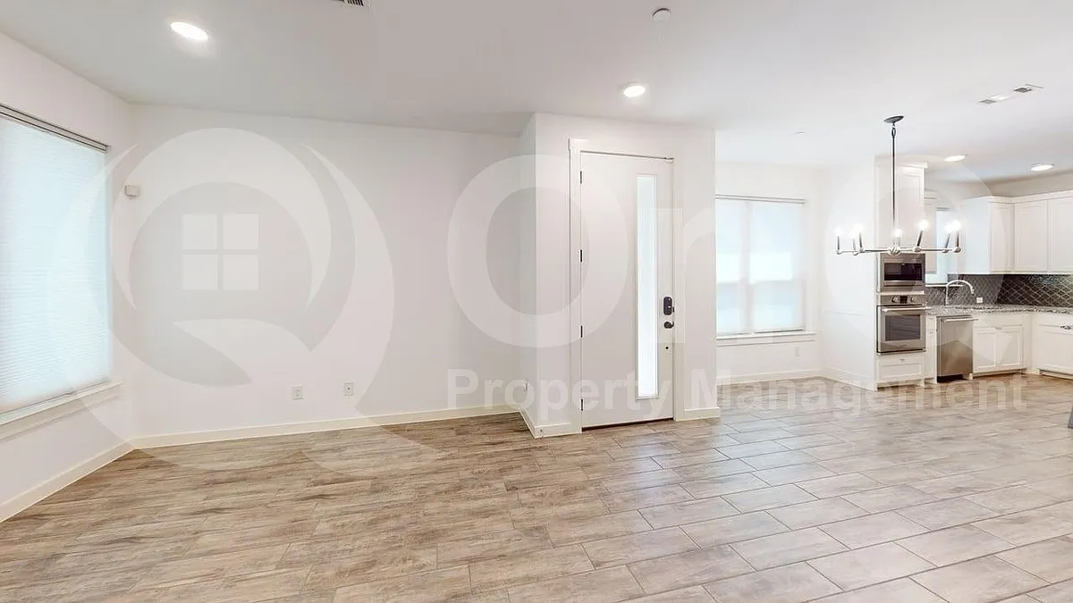 3 bed, 2.5 bath, 1915 sqft, $2,895 — Photo 2