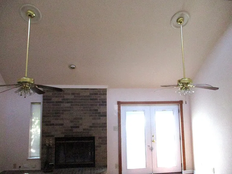 203 Yorkshire Ct — Photo 9