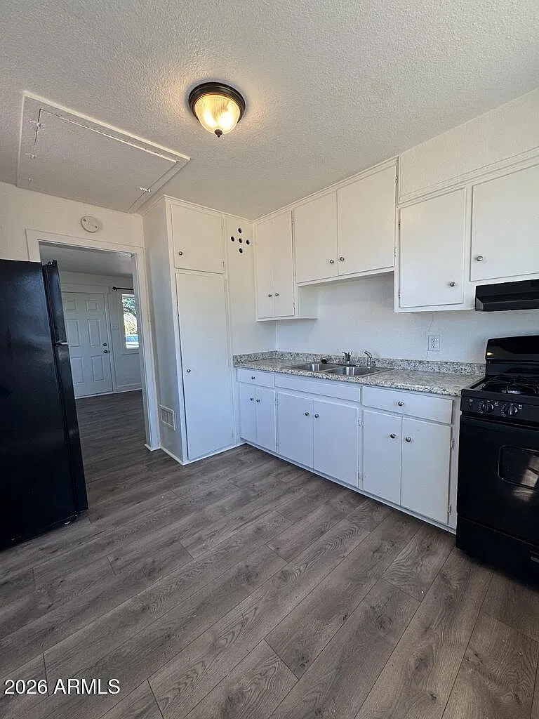 3 bed, 1.0 bath, 755 sqft, $899 — Photo 4
