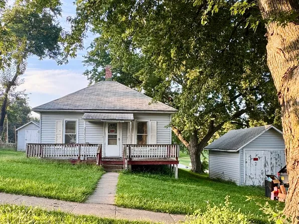 419 E 3rd St, Logan, IA 51546