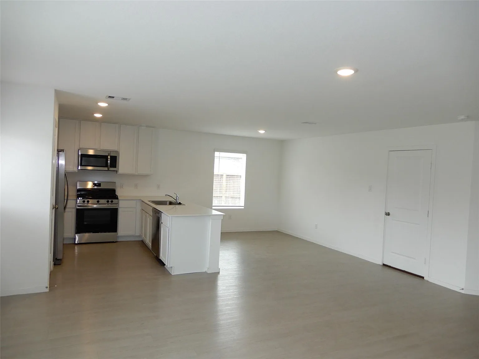 4 bed, 2.5 bath, 2036 sqft, $1,900 — Photo 3