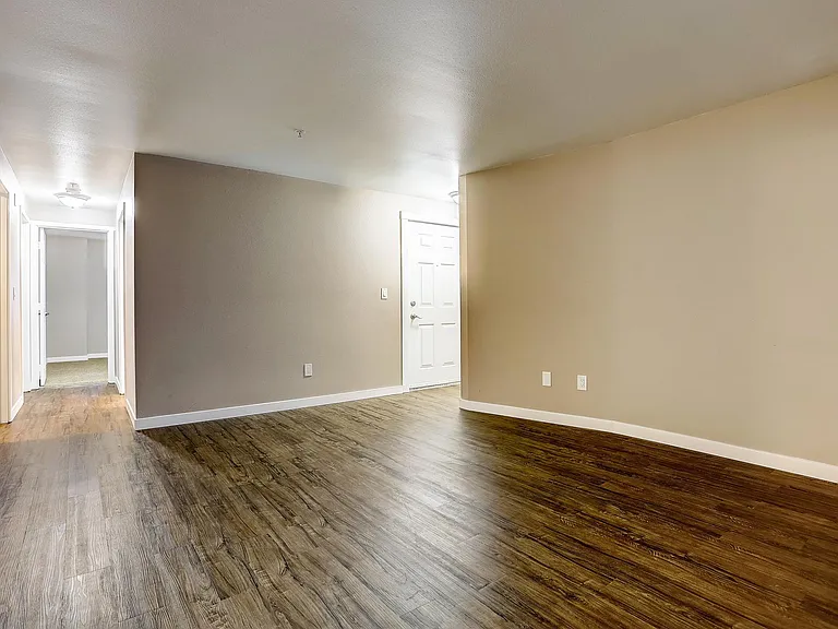 Sunset Highlands Apartments — Photo 16