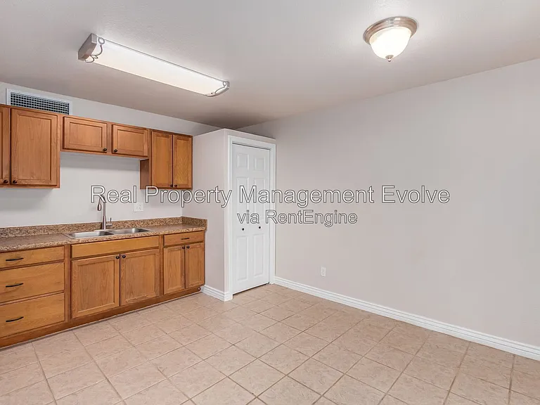 5438 S 46th Pl — Photo 9