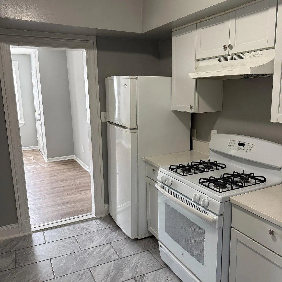 3 bed, 1.0 bath, 900 sqft, $4,000 — Photo 3