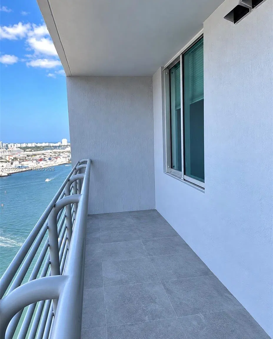 One Miami East Condo — Photo 2