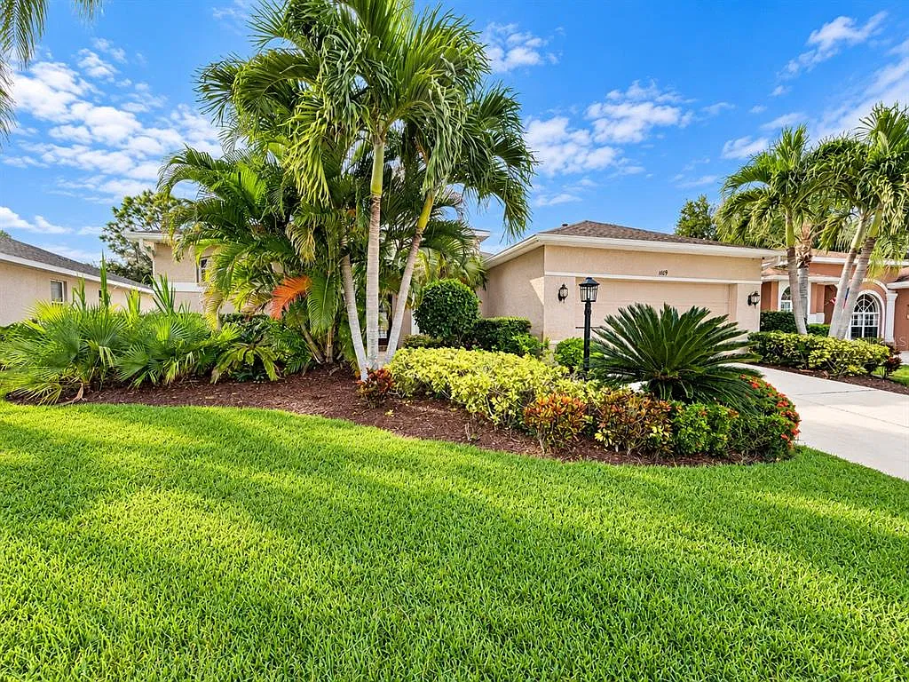 4 bed, 2.0 bath, 2202 sqft, $3,700 — Photo 1