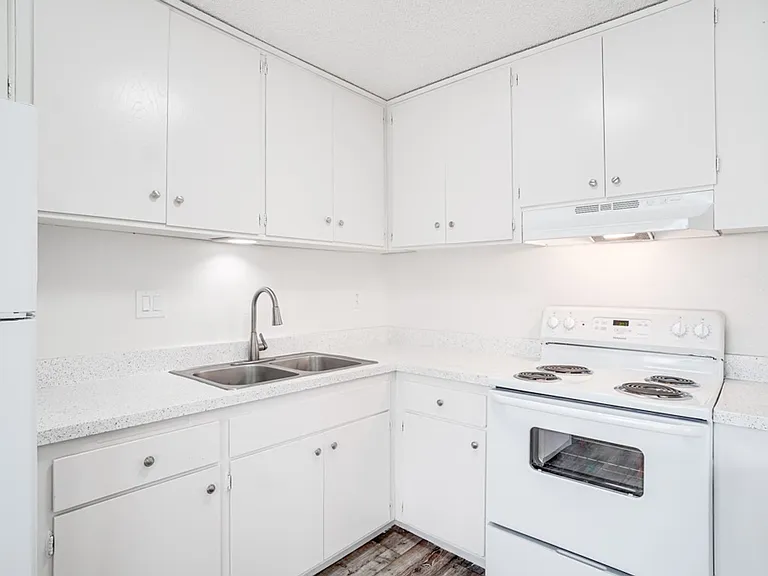 Oak Valley Apartments — Photo 30