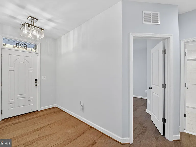 620 Halsey Way — Photo 2