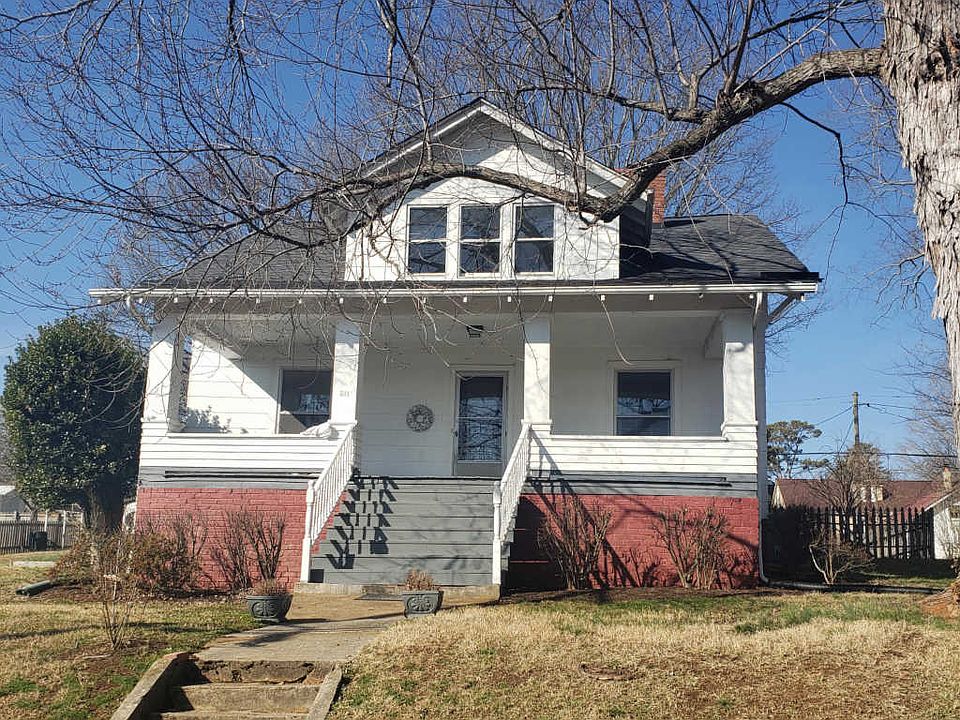 1st image of 511 NE Midlake Dr