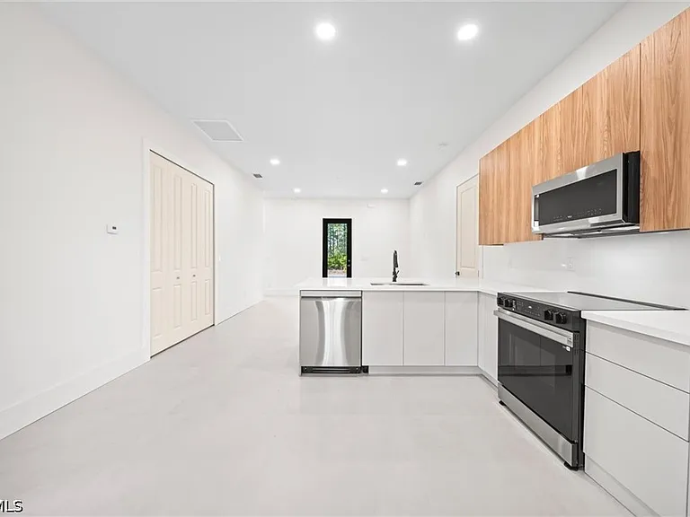1805 W 10th St — Photo 11