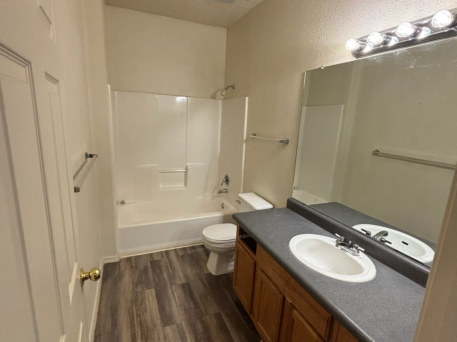2 bed, 1038 sqft, $1,200 — Photo 2