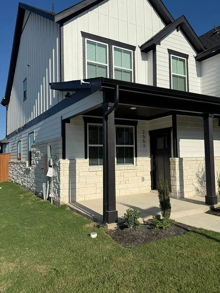 3 bed, 2.5 bath, 1757 sqft, $2,195 — Photo 3