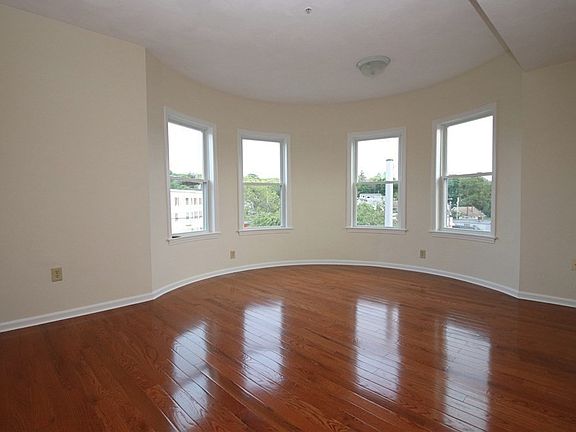 4th image of 5 Essex St #5B