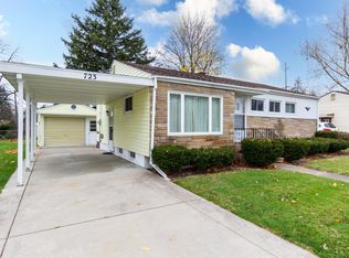 723 Woodbine Dr, Fenton, MI
