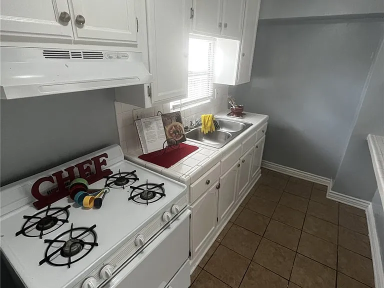 4520 S Normandie Ave — Photo 3