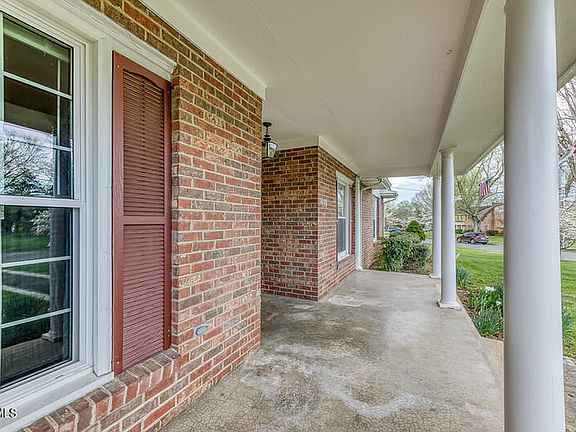 3rd image of 1805 Broadmoor Rd