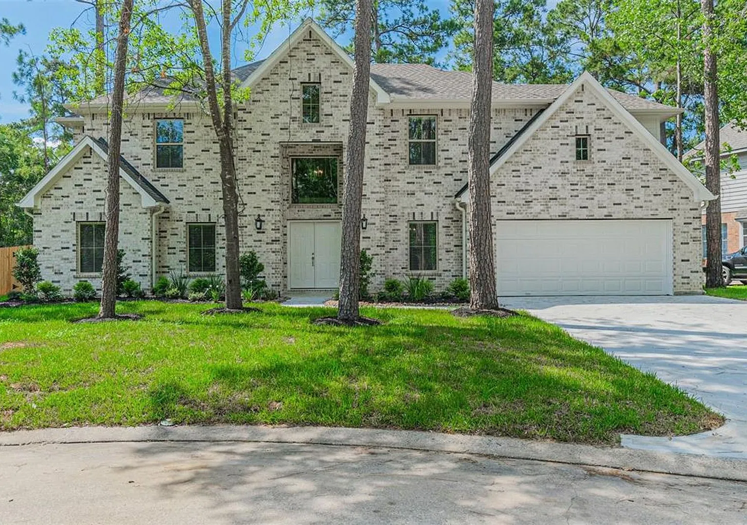 Spacious 4-Bed Home in The Woodlands Area 15 Lantana Trl — Photo 1