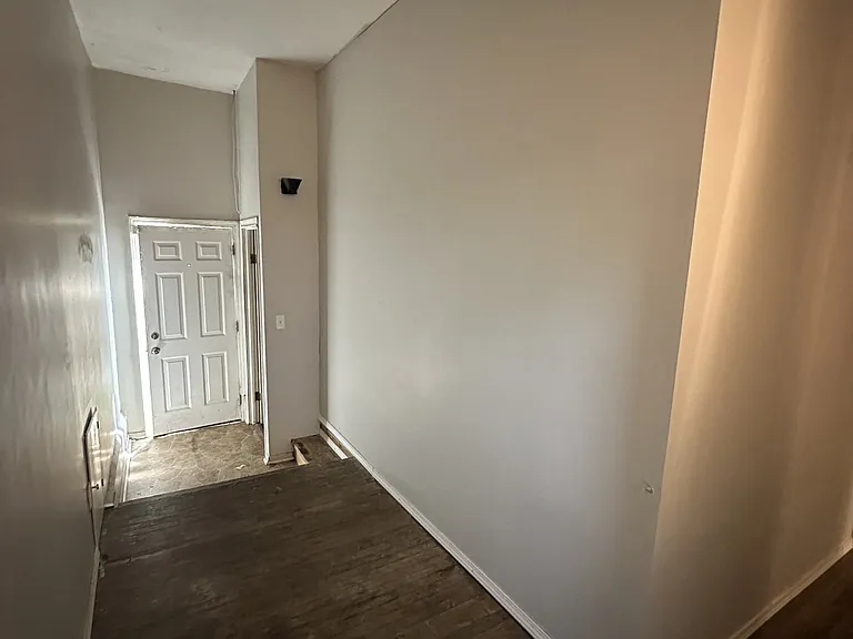 810 E 8th St — Photo 17