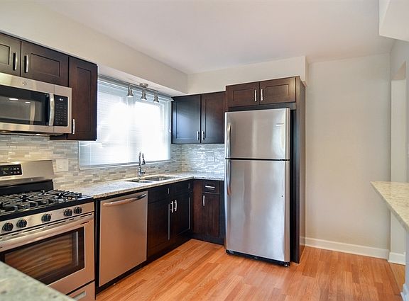 5th image of 2724 W Berwyn Ave APT 2B