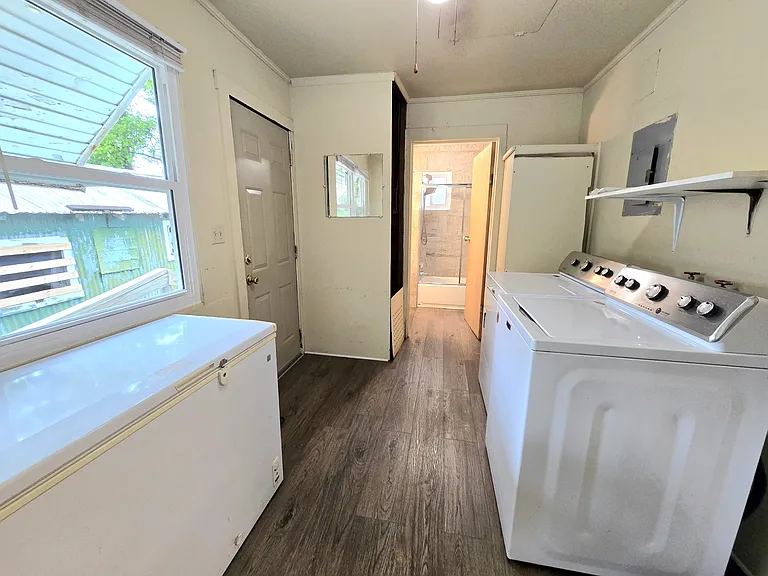 511 E La Rua St — Photo 16