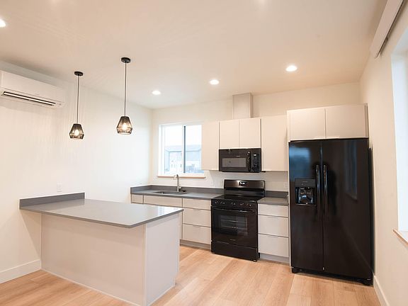 5th image of 1407 Windsor Dr #E