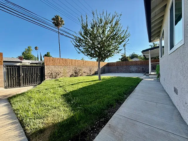 23130 Hartland St — Photo 30