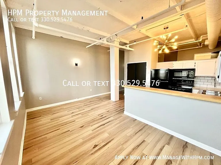 1133 W 9th Street — Photo 3