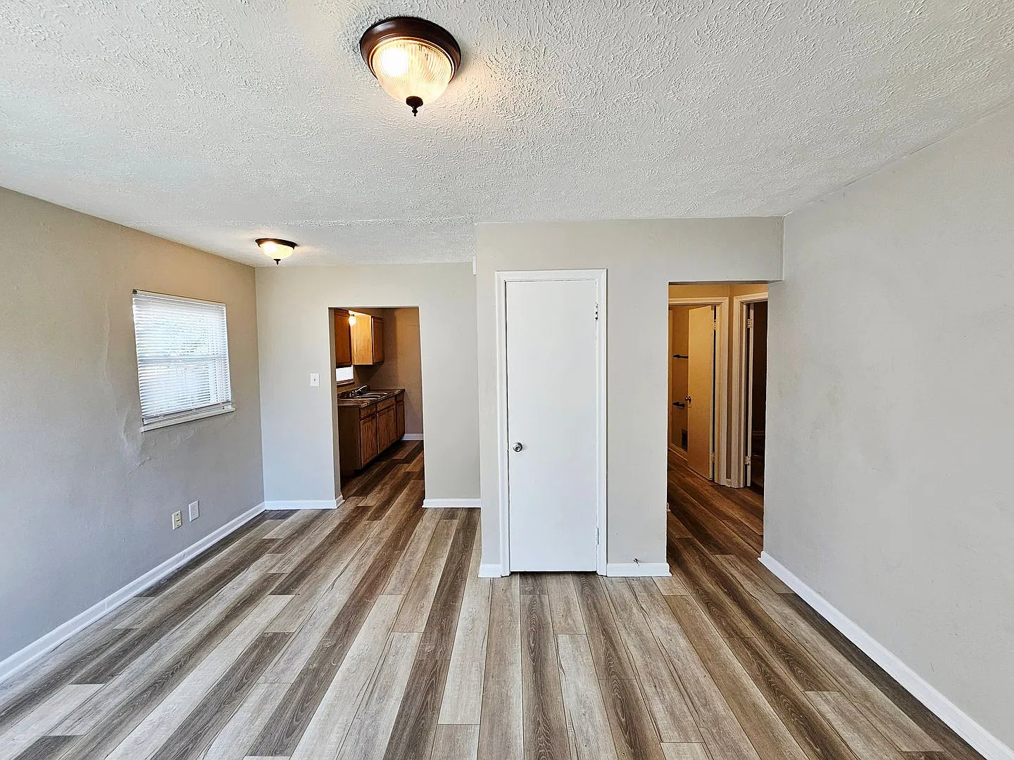 Move-In Ready 2BR/1BA Home — Photo 2