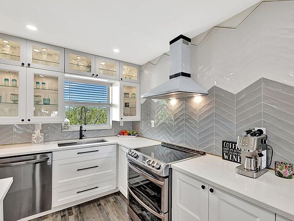 5th image of 1332 Bayview Drive #402