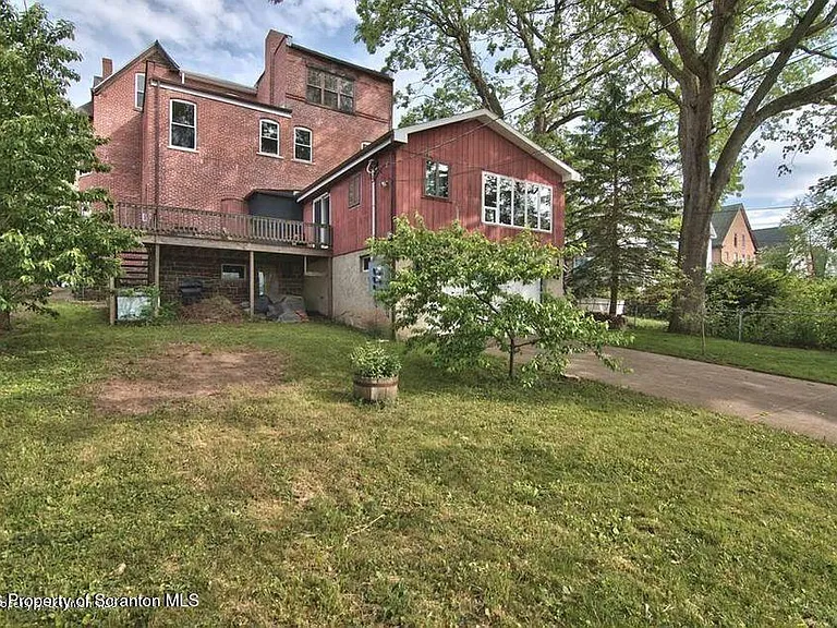533 Quincy Ave — Photo 9