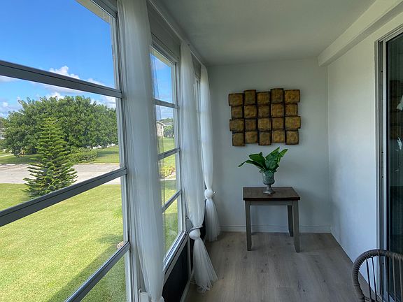 4th image of 262 Farnham Cres #262