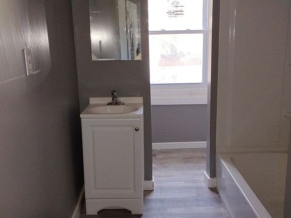 4th image of 208 Fairview Ave #3