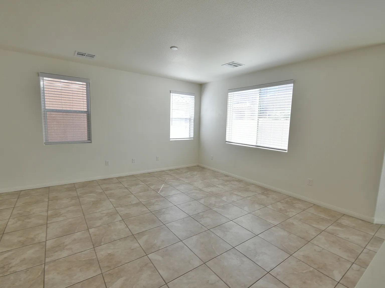 3 bed, 2017 sqft, $2,300 — Photo 4